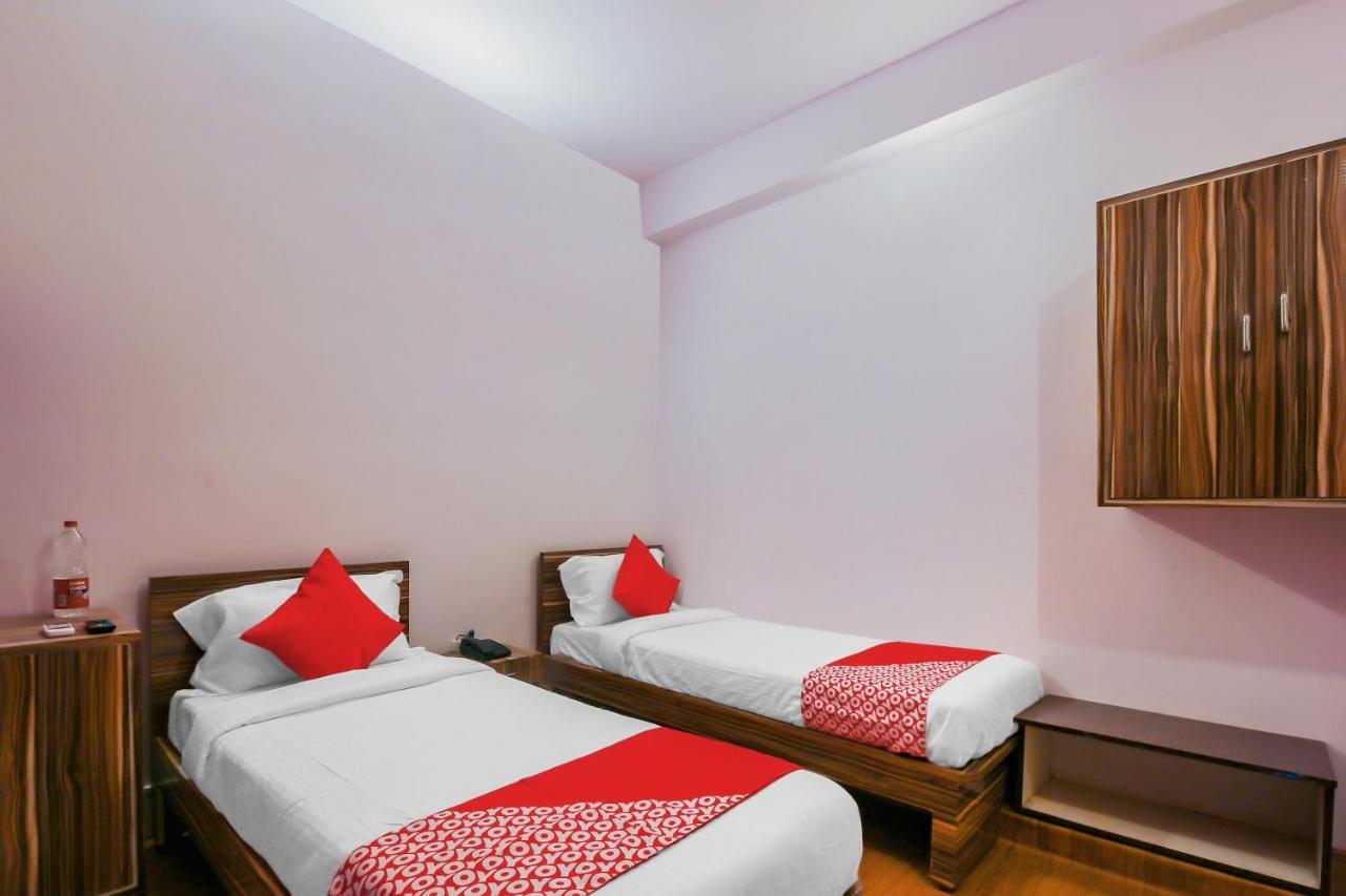 Oyo 17168 Hz Lodge Hajdarábád Exteriér fotografie