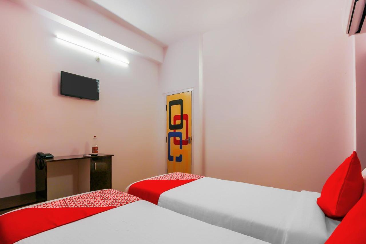 Oyo 17168 Hz Lodge Hajdarábád Exteriér fotografie
